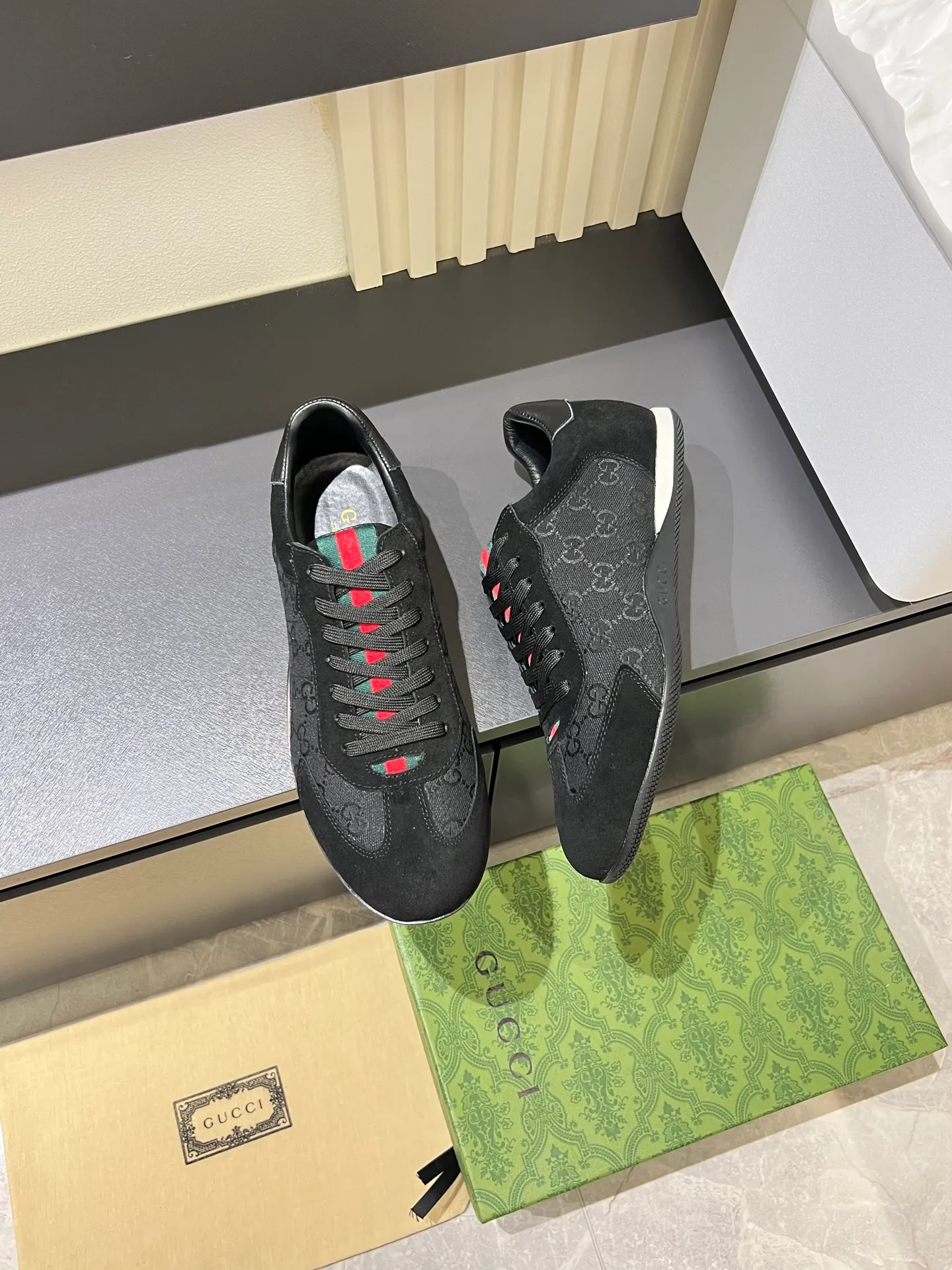 Men's shoes 💰p400 Gucci Shift series sports shoes, featuring lightweight thin sole design, suede + canvas + technical fabric splicing, perfect texture! The tongue and heel have red and green webbing, which is highly recognizable✨. The classic brown + off-white color scheme is retro and modern. The shell-toe shoe shape makes the feet smaller. It is perfect for daily wear or skirts and trousers. The upper fabric + elastic heel is easy to put on and take off, and the wrapping feeling is comfortable. It can be used for commuting and leisure. It has become one of Demna Gvasalia’s hottest items after taking over🔥. size: 38-45!